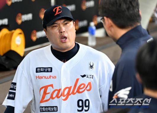 5일 대전 한화생명볼파크에서 열린 KT와 한화의 경기, 4회초 2사 만루 한화 류현진이 KT 안현민 타석을 앞두고 몸의 이상을 호소하며 교체되고 있다. 대전=허상욱 기자wook@sportschosun.com/2025.06.05/