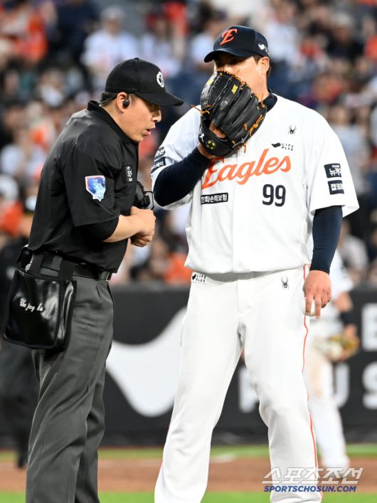 5일 대전 한화생명볼파크에서 열린 KT와 한화의 경기, 4회초 2사 만루 한화 류현진이 KT 안현민 타석을 앞두고 몸의 이상을 호소하며 차정구 심판에게 이야기를 하고 있다. 대전=허상욱 기자wook@sportschosun.com/2025.06.05/