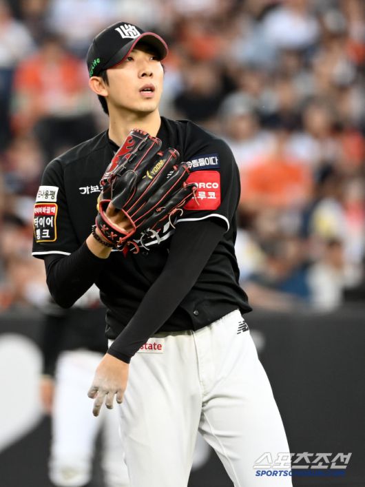 4일 대전 한화생명볼파크에서 열린 KT와 한화의 경기,  3회말 KT 오원석이 한화 플로리얼의 땅볼 타구를 잡아 1루로 던지고 있다. 대전=허상욱 기자wook@sportschosun.com/2025.06.04/