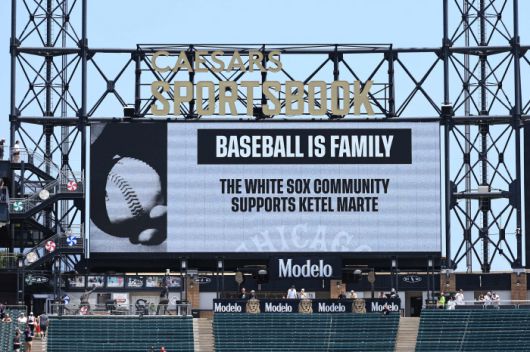 CHICAGO, ILLINOIS - JUNE 25: The Chicago White Sox display a sign in solidarity with Ketel Marte #4 of the Arizona Diamondbacks after he was verbally abused at last night's game, at Rate Field on June 25, 2025 in Chicago, Illinois.   Geoff Stellfox/Getty Images/AFP (Photo by Geoff Stellfox / GETTY IMAGES NORTH AMERICA / Getty Images via AFP)  <저작권자(c) 연합뉴스, 무단 전재-재배포, AI 학습 및 활용 금지>