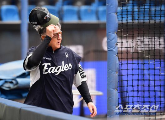 26일 대구 삼성라이온즈파크에서 열리는 삼성과 한화의 경기. 선수들 훈련 지켜보는 한화 김경문 감독. 대구=송정헌 기자songs@sportschosun.com/2025.06.26/