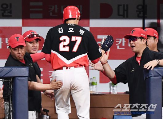 26일 서울 고척스카이돔에서 열린 KIA-키움전. 7회초 1사 3루 한준수의 적시타 때 득점한 김호령이 환영받고 있다. 고척=정재근 기자 cjg@sportschosun.com/2025.6.26/