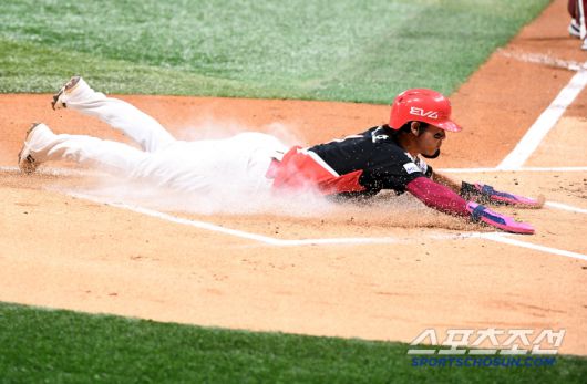 26일 서울 고척스카이돔에서 열린 KIA-키움전. 1회초 2사 3루 최형우 타석. 3루주자 박찬호가 폭투 때 득점하고 있다. 고척=정재근 기자 cjg@sportschosun.com/2025.6.26/