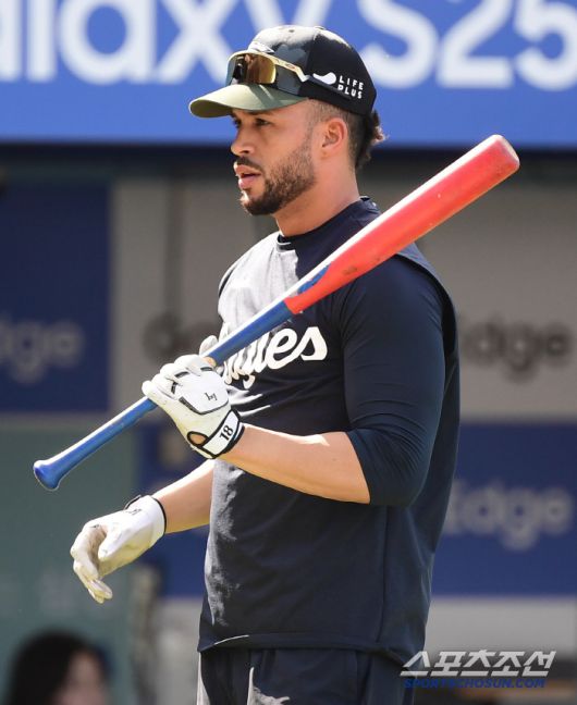 25일 대구 삼성라이온즈파크에서 열리는 삼성과 한화의 경기. 타격 훈련을 하고 있는 한화 리베라토. 대구=송정헌 기자songs@sportschosun.com/2025.06.25/