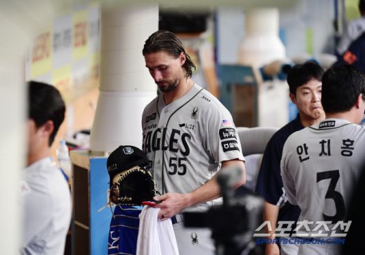 3회 투구 후 교체되고 있는 한화 선발 와이스.