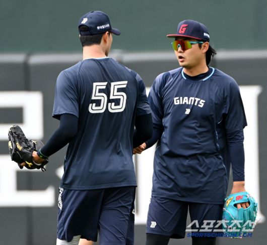 20일 부산 사직야구장에서 열린 삼성과 롯데의 경기, 정철원과 윤성빈이 캐치볼을 소화하며 이야기를 나누고 있다. 부산=허상욱 기자wook@sportschosun.com/2025.06.20/