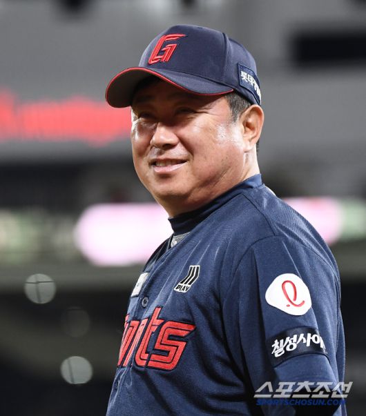 11일 수원 KT위즈파크에서 열린 롯데-KT전. 롯데가 4대3 역전승을 거뒀다. 김태형 감독이 팬들의 환호에 미소짓고 있다. 수원=정재근 기자 cjg@sportschosun.com/2025.6.11/