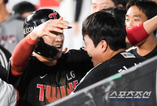 26일 수원KT위즈파크에서 열린 KBO리그 KT 위즈와 LG 트윈스의 경기. 9회초 역전에 성공한 LG 박해민과 천성호가 뜨거운 포옹을 나누고 있다. 수원=박재만 기자 pjm@sportschosun.com/2025.06.26/