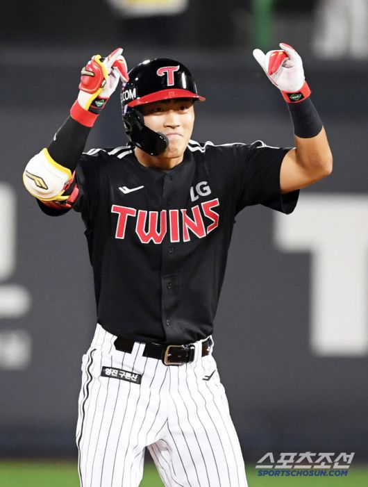 26일 수원KT위즈파크에서 열린 KBO리그 KT 위즈와 LG 트윈스의 경기. 9회초 LG 천성호가 안타를 날린 뒤 환호하고 있다. 수원=박재만 기자 pjm@sportschosun.com/2025.06.26/