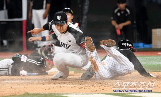 26일 수원KT위즈파크에서 열린 KBO리그 KT 위즈와 LG 트윈스의 경기. 9회초 1사 2,3루 LG 천성호가 폭투를 틈타 득점을 올리고 있다. 수원=박재만 기자 pjm@sportschosun.com/2025.06.26/