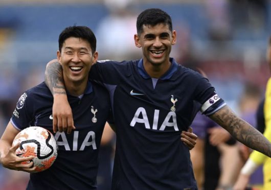 로메로의 '탈 토트넘' 시도가 무산될 위기다. 자신이 원하는 대로 스페인 프리메라리가 아틀레티코 마드리드로 떠날 준비를 하는 와중에 다니엘 레비 토트넘 회장이 돌연 이적료 하한선을 정해버렸기 때문이다. 아틀레티코 마드리드가 감당하기 쉽지 않은 무려 6000만파운드(약 1117억원)를 원하고 있다는 보도가 나왔다.  토트넘 주장 손흥민과 부주장 크리스티안 로메로. 로이터연합뉴스