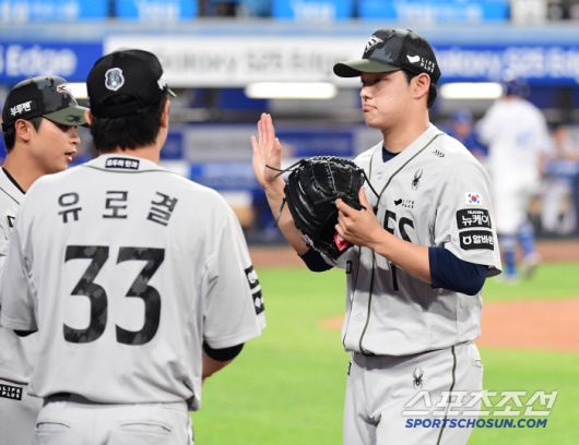 26일 대구 삼성라이온즈파크에서 열린 삼성과 한화의 경기. 6회 마운드를 내려오며 동료들과 하이파이브를 나누는 문동주. 대구=송정헌 기자songs@sportschosun.com/2025.06.26/