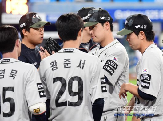 26일 대구 삼성라이온즈파크에서 열린 삼성과 한화의 경기. 6회 마운드를 내려오며 동료들과 하이파이브를 나누는 문동주. 대구=송정헌 기자songs@sportschosun.com/2025.06.26/