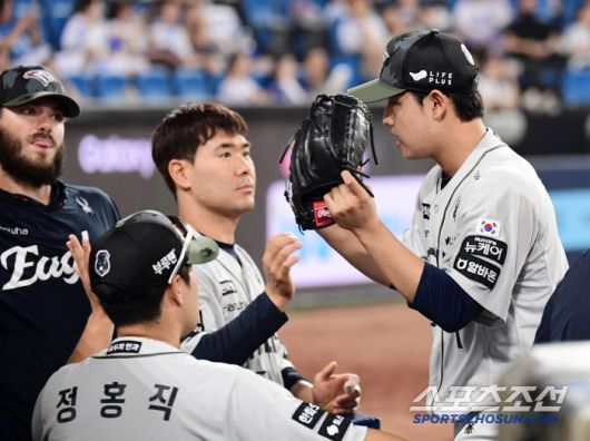 26일 대구 삼성라이온즈파크에서 열린 삼성과 한화의 경기. 6회 마운드를 내려오며 동료들과 하이파이브를 나누는 문동주. 대구=송정헌 기자songs@sportschosun.com/2025.06.26/