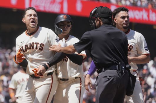 이정후가 7회말 2사후 윌머 플로레스가 체크 스윙 삼진을 당한 뒤 자신을 향해 뭔가를 외친 마이애미 투수 케이드 깁슨을 향해 돌진하려 하자 양팔을 붙잡고 말리고 있다. 양팀 선수들이 몰려나와 벤치클리어링이 이어졌지만, 별다른 불상사 없이 그대로 일단락됐다. AP연합뉴스