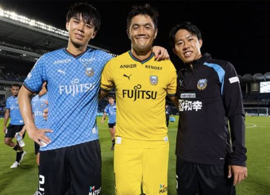 정성룡(가운데)과 함께. 출처=타카이 코타 SNS 캡쳐