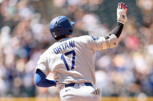 LA 다저스 오타니 쇼헤이가 27일(한국시각) 쿠어스필드에서 열린 콜로라도 로키스전에서 7회초 시즌 27호 솔로포를 터뜨린 뒤 베이스를 돌고 있다. AFP연합뉴스