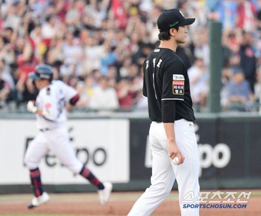 27일 부산 사직구장에서 열린 롯데와 KT의 경기. 2회말 롯데 박찬형이 KT 고영표를 상대로 솔로홈런을 날렸다. 그라운드를 돌고 있는 박찬형. 부산=송정헌 기자songs@sportschosun.com/2025.06.27/