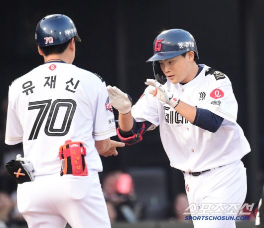 27일 부산 사직구장에서 열린 롯데와 KT의 경기. 2회말 롯데 박찬형이 KT 고영표를 상대로 솔로홈런을 날렸다. 하이파이브를 나누고 있는 박찬형. 부산=송정헌 기자songs@sportschosun.com/2025.06.27/