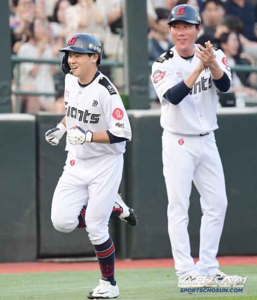 27일 부산 사직구장에서 열린 롯데와 KT의 경기. 2회말 롯데 박찬형이 KT 고영표를 상대로 솔로홈런을 날렸다. 그라운드를 돌고 있는 박찬형. 부산=송정헌 기자songs@sportschosun.com/2025.06.27/