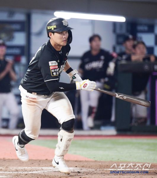 27일 부산 사직구장에서 열린 롯데와 KT의 경기. 타격하는 KT 배정대. 부산=송정헌 기자songs@sportschosun.com/2025.06.27/