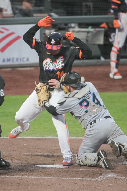 라파엘 데버스가 지난 25일(한국시각) 마이애미전에서 5회말 엘리엇 라모스의 좌익선상 2루타 때 1루에서 홈까지 달려들다 포수 리암 힉스에 태그아웃되고 있다. Imagn Images연합뉴스