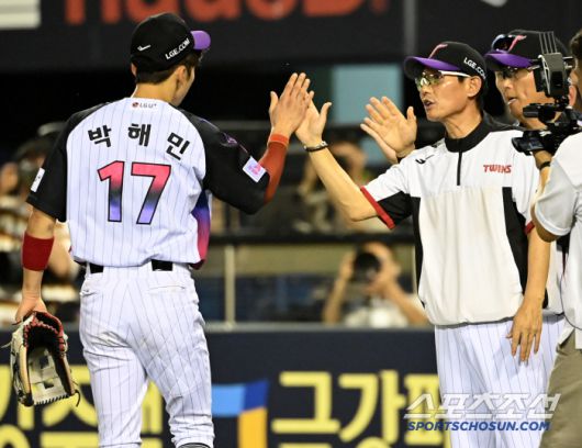 27일 잠실야구장에서 열린 KIA와 LG의 경기, LG가 4대3으로 승리했다. 승리의 기쁨을 나누는 LG 염경엽 감독과 선수들의 모습. 잠실=허상욱 기자wook@sportschosun.com/2025.06.27/