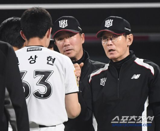 11일 수원 KT위즈파크에서 열린 삼성-KT전. 5대3으로 승리한 KT 이강철 감독이 김민수의 부상 이후 등판한 원상현을 맞이하고 있다. 수원=정재근 기자 cjg@sportschosun.com/2025.4.11/