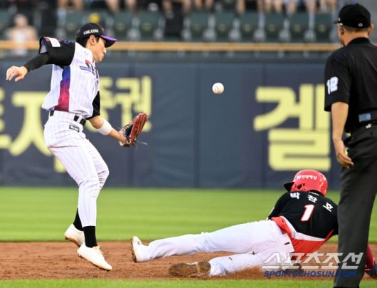 27일 잠실야구장에서 열린 KIA와 LG의 경기, 4회초 무사 1루 KIA 위즈덤의 내야땅볼때 1루주자 박찬호가 LG 3루수 문보경의 송구 실책에 2루 세이프되고 있다. 잠실=허상욱 기자wook@sportschosun.com/2025.06.27/