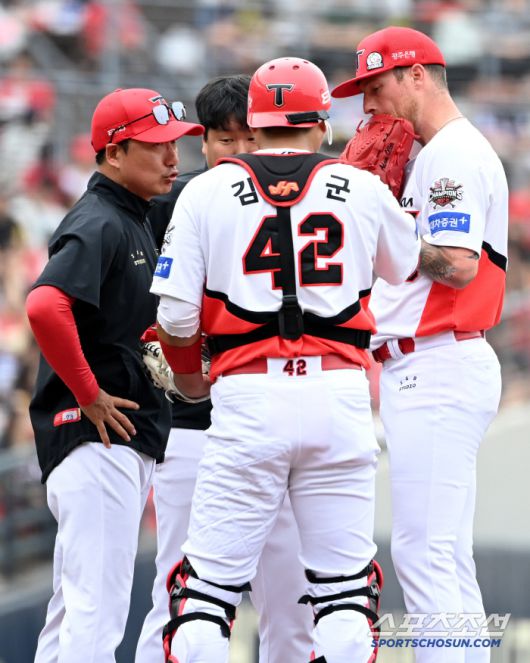 7일 광주KIA챔피언스필드에서 열린 한화와 KIA의 경기, 4회초 2사 2루 KIA 올러가 한화 이진영에 선취 1타점 적시타를 내주자 정재훈 투수코치가 마운드로 올라와 이야기를 하고 있다. 광주=허상욱 기자wook@sportschosun.com/2025.06.07/