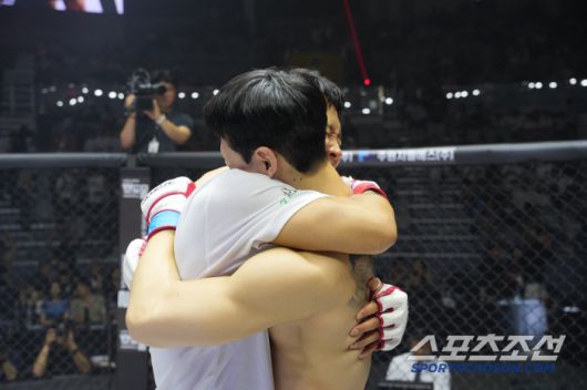 윤형빈과 밴쯔가 경기 후 서로 껴안고 격려하고 있다. 사진제공=로드FC