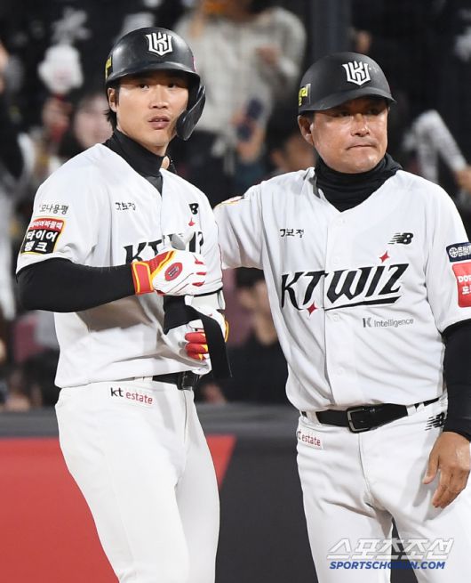 11일 수원 KT위즈파크에서 열린 삼성-KT전. 4회말 1사 2루 장준원이 1타점 적시타를 친 후 이종범 코치의 축하를 받고 있다. 수원=정재근 기자 cjg@sportschosun.com/2025.4.11/