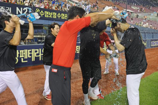 물 세례를 받는 KIA 타이거즈 성영탁. 사진제공=KIA 타이거즈