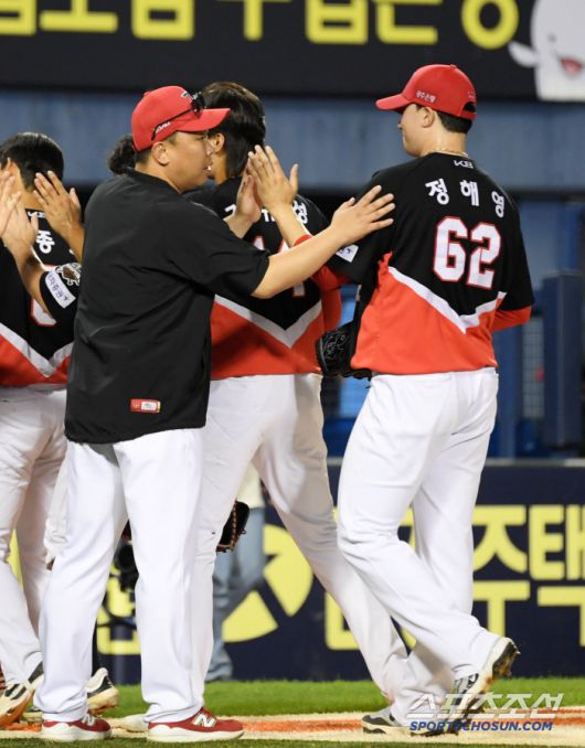28일 잠실구장에서 열린 LG 트윈스와 KIA 타이거즈의 경기. 승리한 KIA 이범호 감독과 정해영이 기뻐하고 있다. 잠실=박재만 기자 pjm@sportschosun.com/2025.06.28/