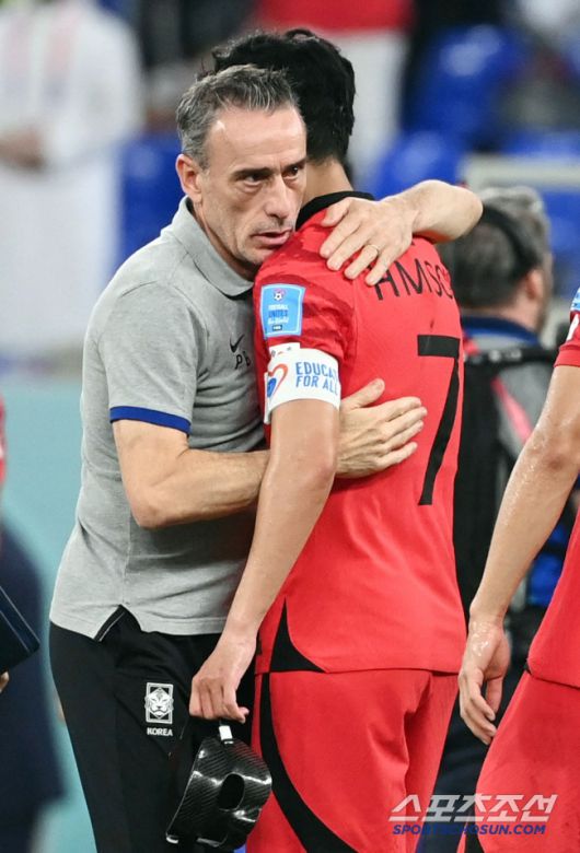 한국 축구대표팀 벤투 감독이 6일(한국시간) 카타르 도하 스타디움 974에서 열린 2022 카타르 월드컵 16강전 브라질과의 경기에서 패한 뒤 손흥민과 포옹을 하고 있다. 도하(카타르)=송정헌 기자songs@sportschosun.com/2022.12.06/