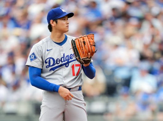 KANSAS CITY, MISSOURI - JUNE 28: Shohei Ohtani #17 of the Los Angeles Dodgers pitches during the first inning against the Kansas City Royals at Kauffman Stadium on June 28, 2025 in Kansas City, Missouri.   Jay Biggerstaff/Getty Images/AFP (Photo by Jay Biggerstaff / GETTY IMAGES NORTH AMERICA / Getty Images via AFP)        <저작권자(c) 연합뉴스, 무단 전재-재배포, AI 학습 및 활용 금지>