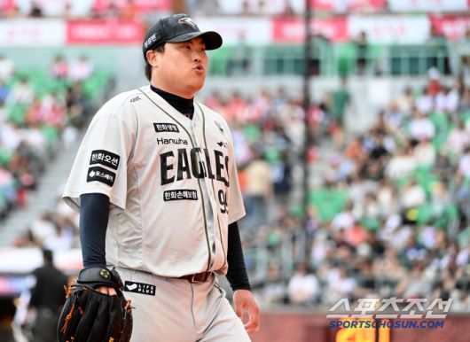 29일 인천SSG랜더스필드에서 열린 한화와 SSG의 경기, 4회말 2사 만루 위기를 무실점으로 마친 류현진이 더그아웃으로 향하고 있다. 인천=허상욱 기자wook@sportschosun.com/2025.06.29/