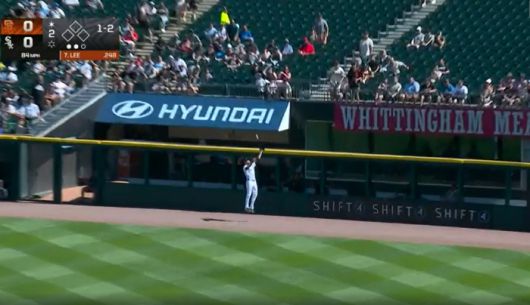 시카고 화이트삭스 우익수 오스틴 슬래이터가 29일 샌프란시스코전 2회초 수비 때 이정후의 타구를 펜스 앞에서 뛰어오르며 잡아내고 있다. 궤적으로 볼 때 슬래이터가 잡지 못했다면 펜스 상단을 직접 맞히는 최소 2루타성 타구였다. 이 특급 수비로 이정후의 슬럼프 탈출 기회도 뒤로 미뤄졌다.   MLBTV 중계화면 캡쳐