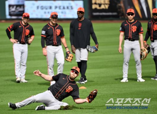 오스틴 슬래이터(맨 앞쪽)가 지난 해 2월 24일(이하 한국시각) 미국 애리조나 주 스코츠데일 스타티움에서 열린 샌프란시스코 자이언츠 스프링캠프에서 슬라이딩 하며 공을 잡아내고 있다. '루키' 이정후(오른쪽 두 번째)가 뒤에서 슬래이터의 수비를 지켜보고 있다.   스코츠데일(미국 애리조나)=허상욱 기자wook@sportschosun.com