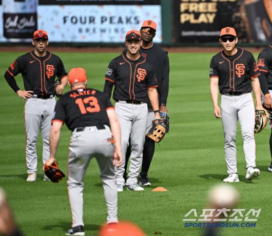오스틴 슬래이터(맨 앞쪽)가 지난 해 2월 24일(이하 한국시각) 미국 애리조나 주 스코츠데일 스타티움에서 열린 샌프란시스코 자이언츠 스프링캠프에서 슬라이딩 캐치 후 동료들을 보며 웃고 있다. '루키' 이정후(오른쪽 두 번째)도 함께 환한 미소를 짓고 있다.   스코츠데일(미국 애리조나)=허상욱 기자wook@sportschosun.com