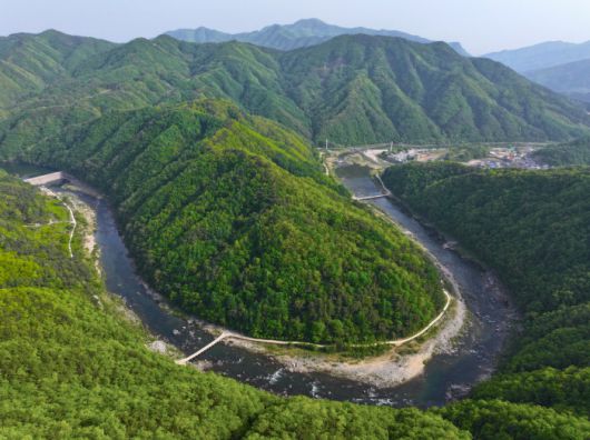 ◇범바위전망대에서 본 낙동강과 국도 35번길. 국도35번길은 미쉐린 그린가이드가 유일하게 국내 길 중 별점을 준 길이다. 사진제공=지엔씨21