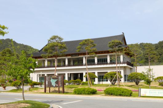 ◇봉화정자문화생활관에는 누정에서 바라본 봄, 여름, 가을, 겨울을 한 폭의 동양화처럼 연출한 감성 영상공간과 봉화 10대 누정인 경체정, 청암정, 석천정사 등을 모형으로 만들어 전시하고 있다. 시젠제공=지엔씨21