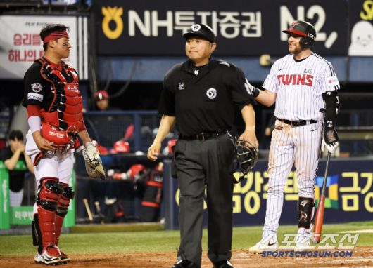 전날 9대8 1점 차로 뒤지고 있던 8회 선두 타자로 나온 오스틴이 2S 이후 피치클락 위반으로 삼진을 당했다.