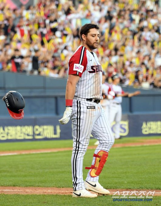 만루 찬스를 살리지 못한 오스틴은 답답한 마음에 헬멧을 뒤로 던졌다.
