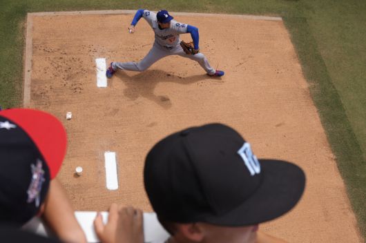 오타니가 경기 전 웜업 피칭을 하고 있다. AP연합뉴스