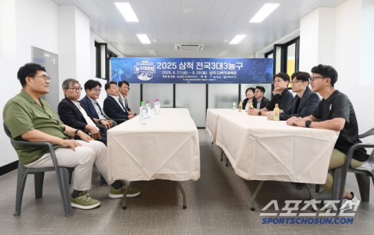 2025 삼척 전국3대3농구대회 1차가 27일부터 29일까지 삼척 다목적체육관에서 열렸다. 28일 개회식에 참석한 박상수 삼척시장과 귀빈들이 방성훈 대표와 간담회를 하고 있다. 삼척=정재근 기자 cjg@sportschosun.com/2025.6.28/