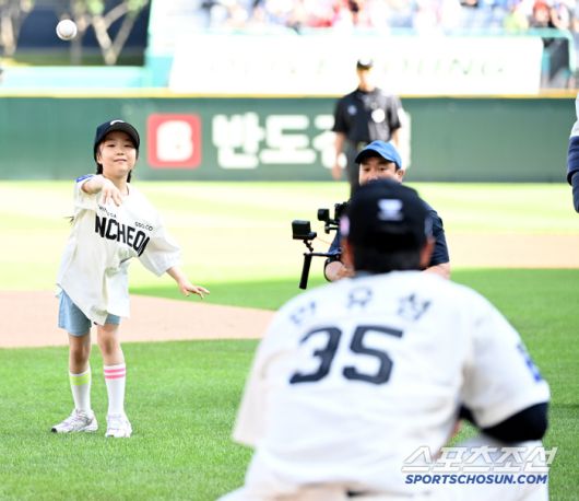 29일 인천SSG랜더스필드에서 열린 한화와 SSG의 경기, SSG 한유섬의 딸 예소 양이 시구를 하고 있다. 인천=허상욱 기자wook@sportschosun.com/2025.06.29/