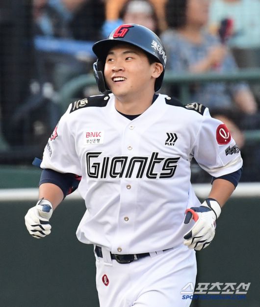 27일 부산 사직구장에서 열린 롯데와 KT의 경기. 2회말 롯데 박찬형이 KT 고영표를 상대로 솔로홈런을 날렸다. 밝은 표정으로 그라운드를 돌고 있는 박찬형. 부산=송정헌 기자songs@sportschosun.com/2025.06.27/