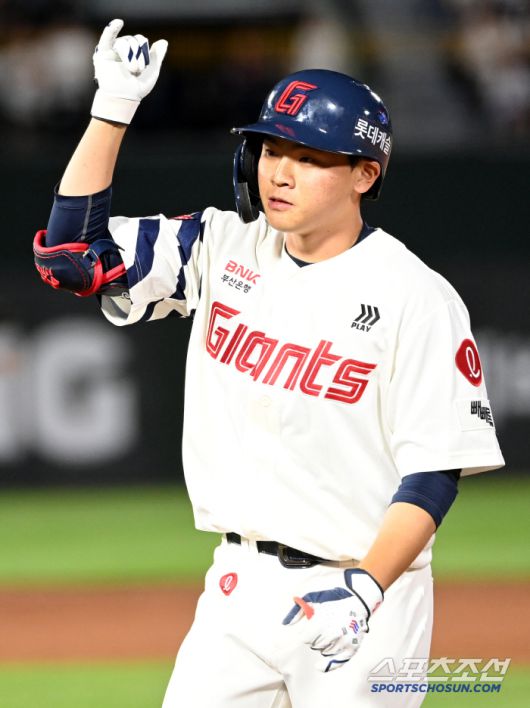 19일 부산 사직야구장에서 열린 한화와 롯데의 경기, 7회말 2사 1루 롯데 박찬형이 안타를 치고 기뻐하고 있다. 부산=허상욱 기자wook@sportschosun.com/2025.06.19/