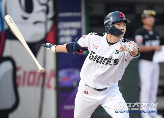 27일 부산 사직구장에서 열린 롯데와 KT의 경기. 2회말 롯데 박찬형이 KT 고영표를 상대로 솔로홈런을 날렸다. 타구를 바라보는 박찬형. 부산=송정헌 기자songs@sportschosun.com/2025.06.27/